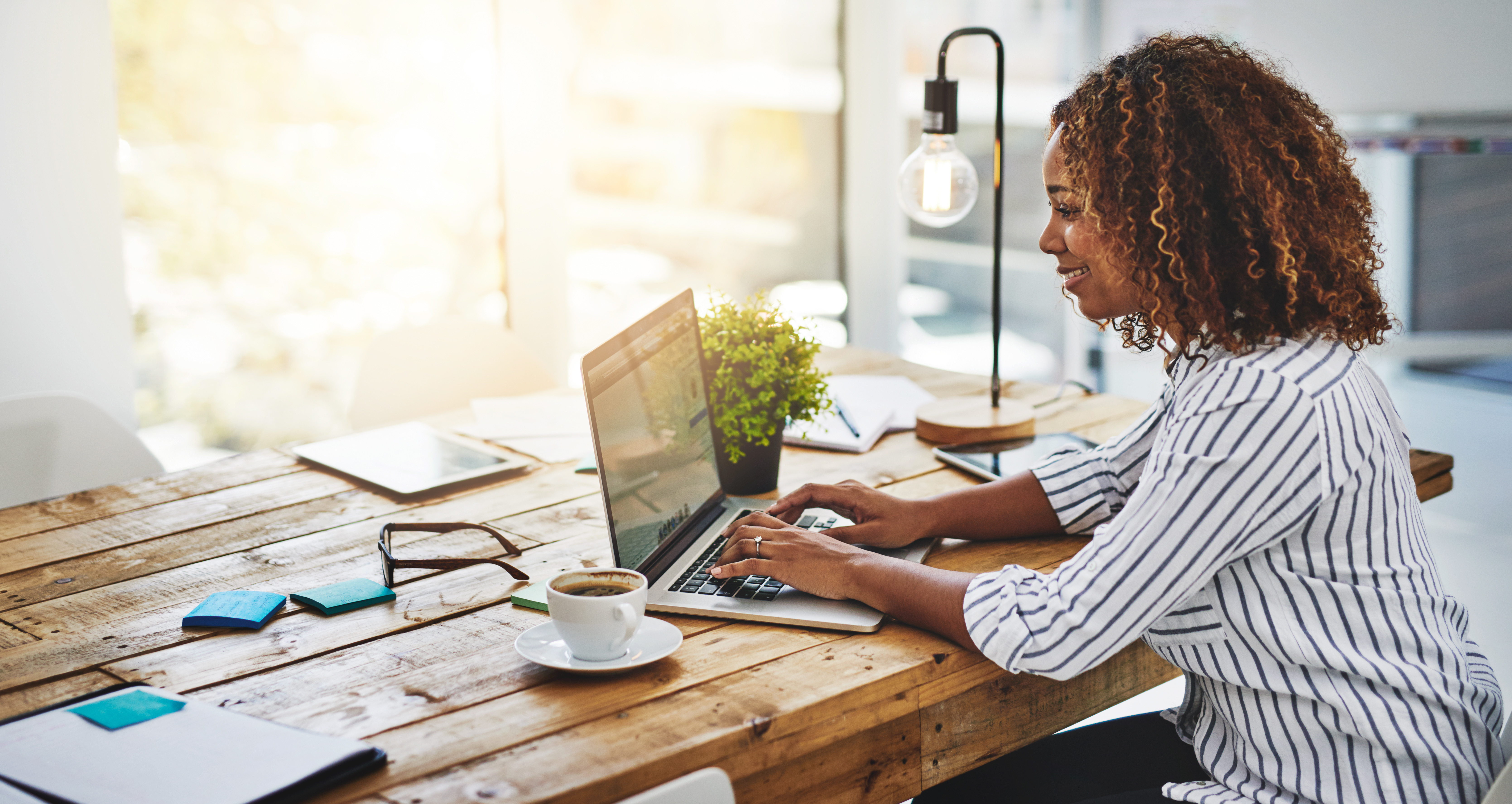 Woman on her laptop experiencing a seamless customer experience